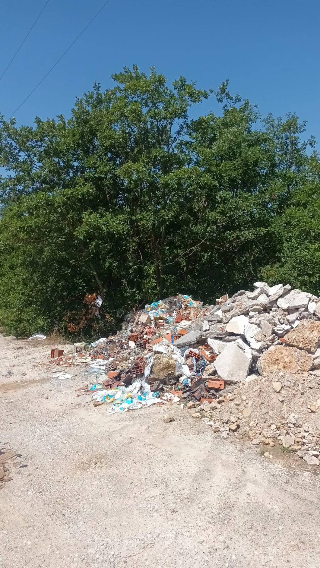 Deponi ilegale e mbeturinave në fshatin&nbsp;Baks