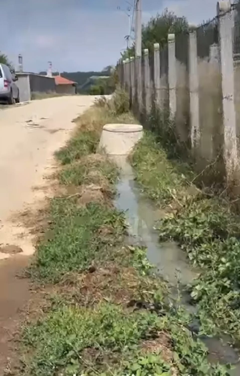 Ujët e kanalizimit del në mes të rrugës në fshatin Rezallë