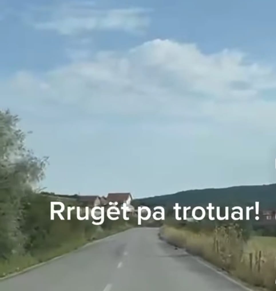 Mungesë e trotuareve në rrugët e fshatit Rezallë